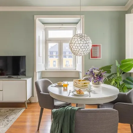 Apartment Plum Guide - Pen & Parchment Lisbon