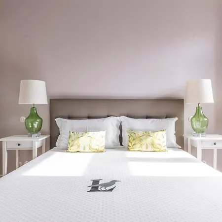 Apartamento Plum Guide - Pen & Parchment *